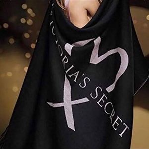 Victoria’s Secret Soft Throw Blanket Breast Cancer Awareness